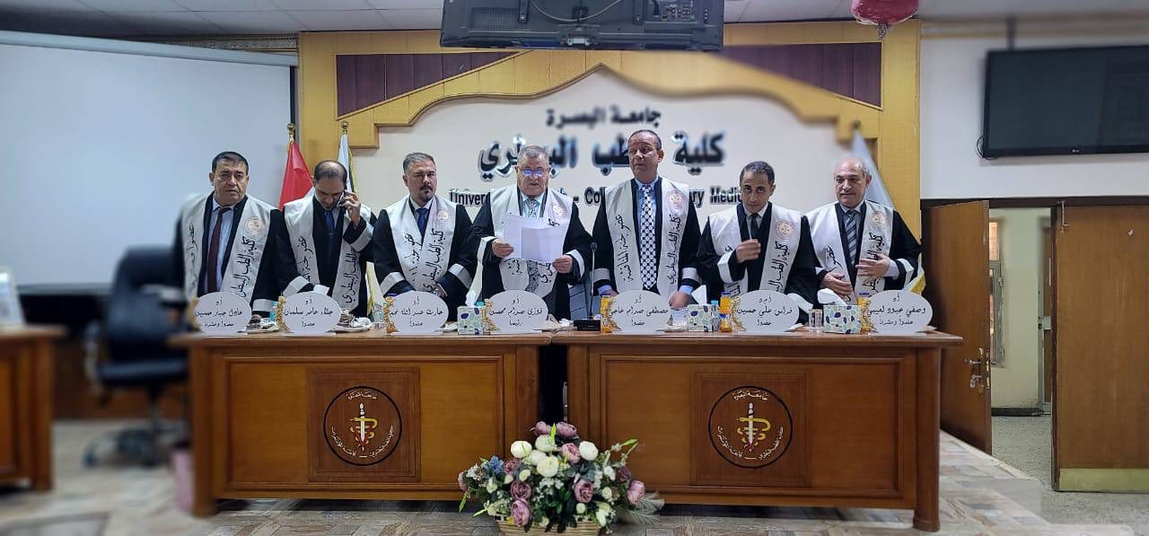 مساعد رئيس جامعة الكنوز للشؤون الإدارية يترأس لجنة مناقشة طالبة دكتوراه 